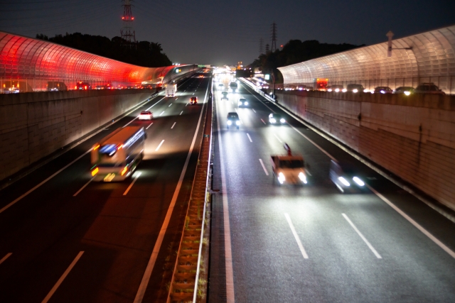 深夜の高速道路